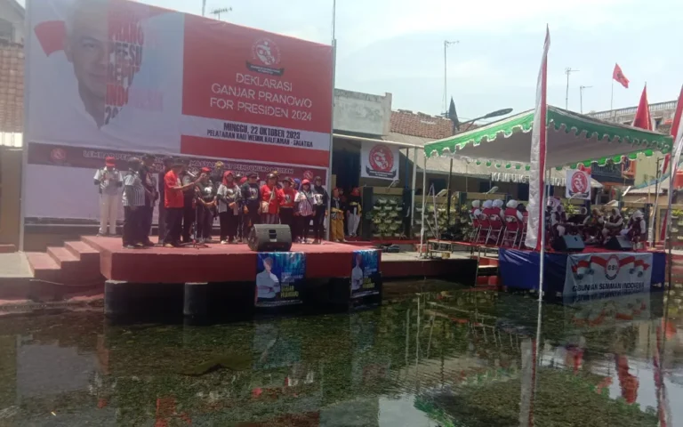 Deklarasi Ganjar Pranowo for President 2024 di Salatiga mengusung semangat kearifan lokal dan dukungan kuat dari Aliansi Masyarakat Salatiga. Acara tersebut menyoroti pentingnya Kali Wedok sebagai sumber mata air bersama untuk masyarakat. Dalam deklarasi yang meriah, pendukung Ganjar Pranowo menegaskan dukungannya untuk Pilpres 2024 dan menolak politik identitas.