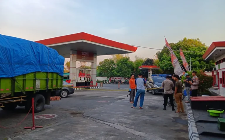 Seorang sopir truck diketahui meninggal dunia di Stasiun Pengisian Bahan Bakar Umum (SPBU) di Kota Salatiga pada Rabu, 18 Oktober 2023. Polres Salatiga menyatakan bahwa kematian tersebut diduga akibat sakit, dengan hasil pemeriksaan medis menunjukkan riwayat penyakit jantung. Tidak ditemukan tanda-tanda kekerasan pada korban.