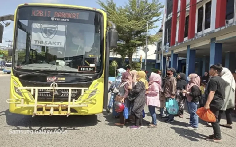 Program angkutan perkotaan di 10 kota dengan skema pembelian layanan (buy the service/BTS) telah memberikan penghematan biaya transportasi lebih dari 50 persen bagi penggunanya. Tingkat kepuasan mencapai 78,14 persen. Sebanyak 72 persen sebelumnya menggunakan sepeda motor dan 23 persen menggunakan mobil. Pengguna terbanyak dari kalangan pelajar, yakni 70 persen.