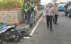 Kecelakaan serius terjadi di Jalan Lingkar Salatiga (JLS) setelah truk melanggar lampu merah, menyebabkan cedera serius pada seorang pengendara sepeda motor. Insiden tragis ini terjadi pada Senin, 23 Oktober 2023, di simpang empat Kecandran, Kota Salatiga.
