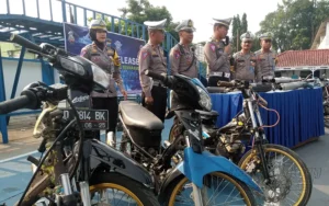 Satlantas Polres Semarang mengambil tindakan tegas dalam membubarkan aksi balap liar di Jalan Diponegoro Ungaran. Dalam operasi tersebut, sebanyak 75 sepeda motor dan 95 orang terlibat diamankan, mayoritas di antaranya adalah pelajar.