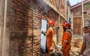 Kebakaran melanda sebuah rumah di Lingkungan Krajan Kidul RT 02 RW 07, Kelurahan Wujil, Kecamatan Bergas. Dua armada Damkar Kabupaten Semarang dikerahkan untuk memadamkan api. Pemilik rumah, Rokhimun, 42, yang sedang bekerja pada saat kejadian mengalami kerugian material sekitar Rp 25 juta akibat kebakaran di bagian dapur rumahnya.