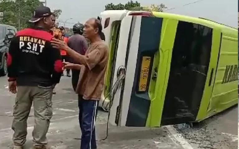 Kecelakaan tunggal terjadi di Jalan Lingkar Salatiga (JLS) pada hari Selasa (24/10) sekitar pukul 10.20 WIB. Kecelakaan yang melibatkan mini bus Elf diduga mengalami rem blong. Insiden tersebut mengakibatkan belasan santri Ponpes Al Iman Purworejo mengalami luka-luka.