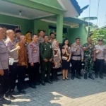 Rombongan pejabat dari Polsek Sidomukti dan Sidorejo bersama Camat Sidomukti dan Camat Sidorejo memberikan ucapan selamat kepada Koramil Sidomukti dalam suasana kekeluargaan. Selain itu, mereka juga membawakan kue dan nasi tumpeng sebagai simbol perayaan. Terharunya Danramil 01/Sidomukti atas perhatian ini menunjukkan sinergitas TNI-Polri yang kuat.