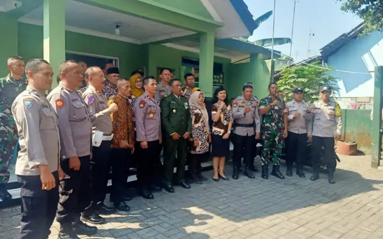 Rombongan pejabat dari Polsek Sidomukti dan Sidorejo bersama Camat Sidomukti dan Camat Sidorejo memberikan ucapan selamat kepada Koramil Sidomukti dalam suasana kekeluargaan. Selain itu, mereka juga membawakan kue dan nasi tumpeng sebagai simbol perayaan. Terharunya Danramil 01/Sidomukti atas perhatian ini menunjukkan sinergitas TNI-Polri yang kuat.