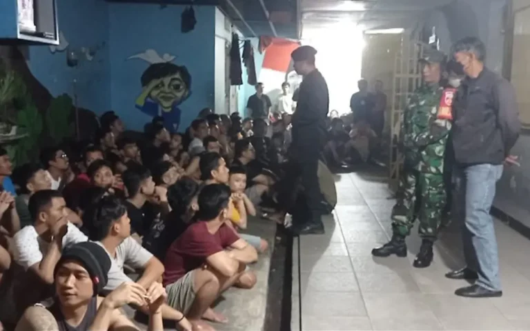 Kepala Rutan Kelas IIB Salatiga dan jajarannya melakukan penggeledahan dan tes urine sebagai langkah pencegahan gangguan keamanan dan ketertiban di Rutan Salatiga. Kegiatan razia gabungan bersama TNI-POLRI dilakukan untuk mencegah penyalahgunaan narkoba dan memastikan kondusifitas keamanan.