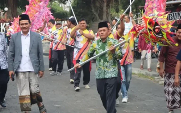 Doa Bersama lintas agama dan Pentas Seni Budaya Lintas Iman (Dobel Petasan) yang diselenggarakan oleh Generasi Muda Forum Kerukunan Umat Beragama (Gema FKUB) Kabupaten Semarang di Goa Maria Kerep, Ambarawa, bertujuan untuk mempererat persatuan di kalangan generasi muda lintas agama.