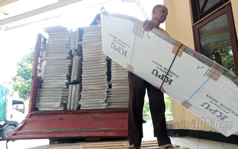 KPU Kabupaten Semarang menerima 13.404 bilik suara untuk keperluan Pemilu 2024. Logistik tersebut tiba setelah pengiriman dari PT Intan Ustrix di Kabupaten Gresik, Jawa Timur. Dengan penjelasan rinci dari Ketua KPU, Maskup Asyadi, tentang proses pengiriman dan penyimpanan logistik, termasuk langkah-langkah pengamanan yang dilakukan untuk memastikan kelancaran distribusi