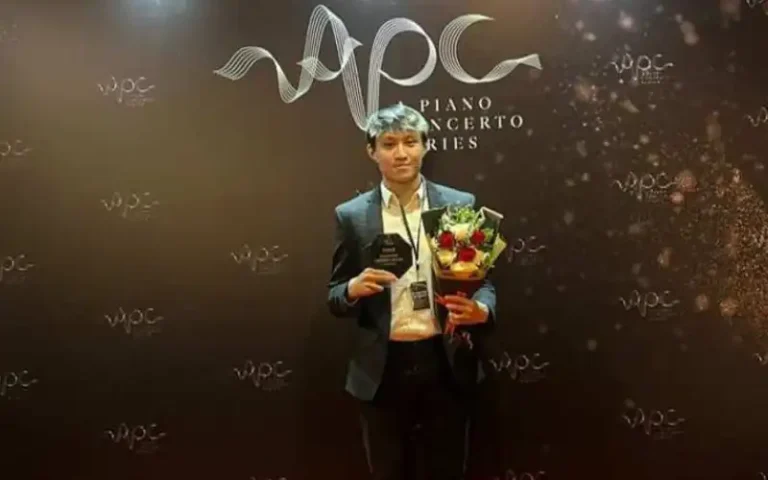 Kaleb Yuseli, mahasiswa Seni Musik di Fakultas Bahasa dan Seni Universitas Kristen Satya Wacana (UKSW), meraih prestasi gemilang dengan memenangkan lomba piano dalam A Piano Concerto Series (APCs) Classical Festival 2023 di Jakarta. Kaleb mendapatkan skor sempurna dan dipuji oleh para juri atas interpretasinya yang artistik dan keterampilan teknis yang luar biasa.