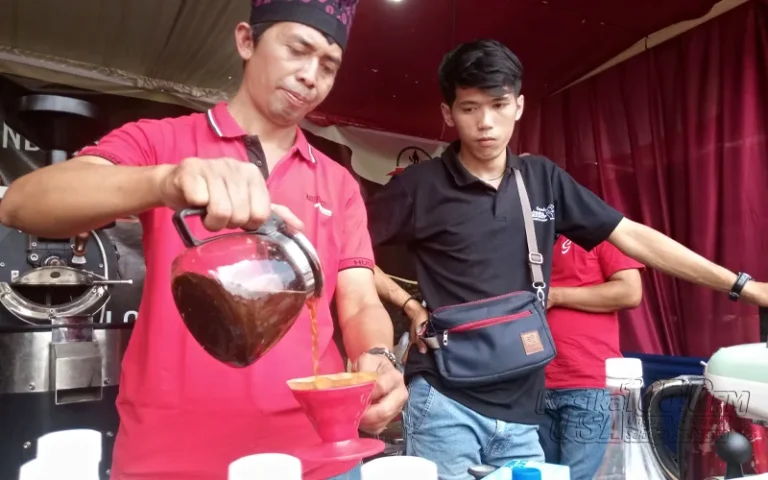 Kopi dengan cita rasa khas moka dari Gunung Kelir, Kabupaten Semarang, resmi mendapatkan sertifikat indikasi geografis dari Kementerian Hukum dan HAM (Kemenkumham). Bupati Semarang, Ngesti Nugraha, mendorong pengembangan produk lokal termasuk kopi robusta Gunung Kelir. Dengan dukungan penuh, kopi ini siap menembus pasar ekspor dan dikenal di kafe-kafe di Jawa Tengah serta luar negeri.