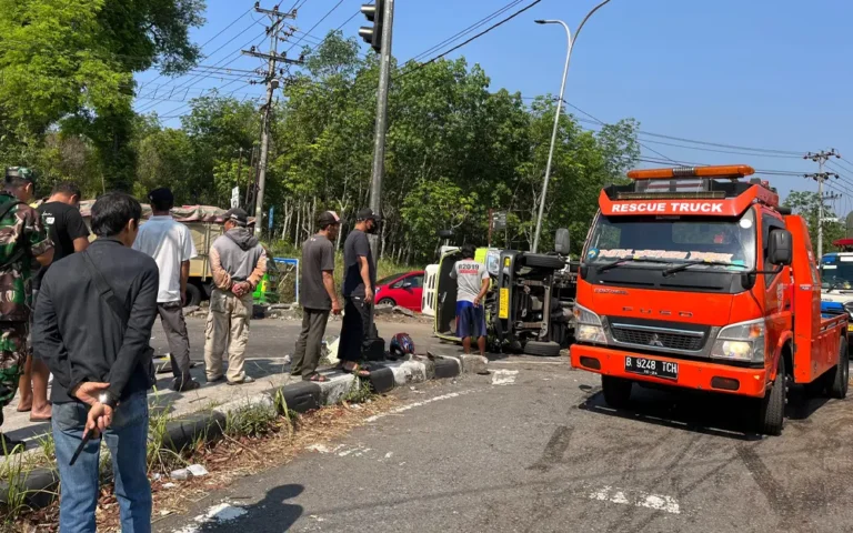 Terjadi kecelakaan yang diduga disebabkan oleh rem blong di perempatan Kumpulrejo (27/11) . Truk pengangkut Sosis asal jogya tujuan Demak terguling dan menabrak sepeda motor sebelum berhenti. Menurut Kanit Gakkum Satlantas Polres Salatiga, kecelakaan terjadi karena Truck Hino No.Pol : B-9722-CXS mengalami kegagalan fungsi rem saat melaju dari arah Kopeng.