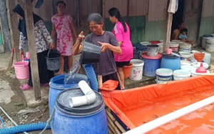 Masyarakat di Dusun Jagir, Desa Kedungringin, Suruh, Semarang, Jawa Tengah, menghadapi krisis air akibat musim kemarau yang panjang. Sumber air mereka mengering, mendorong mereka untuk mengandalkan bantuan dari relawan dan pihak terkait. Karang Taruna Krajan Krandon Lor juga turut memberikan kontribusi dengan mengirimkan 6000 liter air bersih.