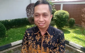 Ketua DPD Partai Golkar Kabupaten Semarang, Suradi, mencalonkan diri dalam Pileg 2024 melalui PDIP, yang mengharuskannya menjalani Pergantian Antar Waktu (PAW) di DPRD Kabupaten Semarang. Ketahui lebih lanjut mengenai proses PAW dan penggantian tersebut yang didasarkan pada Keputusan Gubernur Jawa Tengah No. 170/116 Tahun 2023.