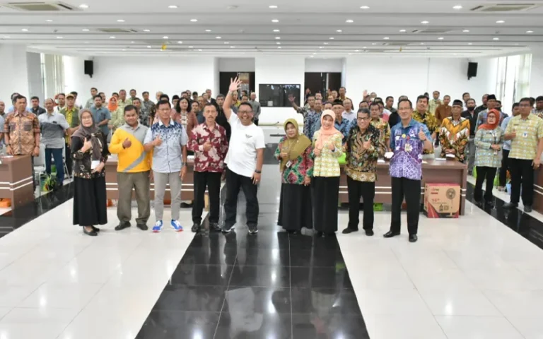 Ketua RT dan RW di Kota Salatiga Diusulkan Memiliki Hotline Khusus untuk Akses Cepat ke RSUD - Pj. Wali Kota Salatiga, Sinoeng N. Rachmadi, mengusulkan pendirian Hotline khusus untuk Ketua RT dan RW guna memudahkan komunikasi dengan RSUD Kota Salatiga. Dalam forum konsultasi publik, Direktur RSUD Salatiga, Riani Isyana Pramasanthi, menyoroti upaya peningkatan mutu pelayanan dengan melibatkan partisipasi masyarakat. RSUD Salatiga memiliki beragam layanan dan sumber daya manusia yang kompeten, termasuk instalasi terbaru Promosi Kesehatan Rumah Sakit dan Holistic Healing and Wellness Center.