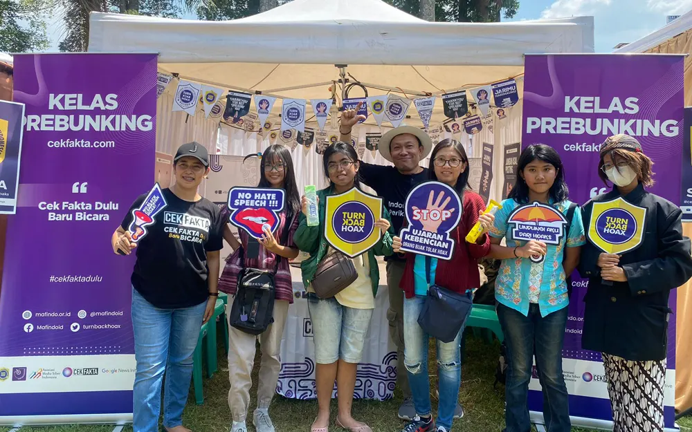 Masyarakat Antifitnah Indonesia (Mafindo) Salatiga aktif dalam Salatiga Youth Festival#2, mempromosikan literasi digital anti hoaks di kalangan muda. Dengan fokus pada peran generasi Z dalam memerangi konten bohon, festival ini menginspirasi partisipasi positif dari pelajar dan komunitas lokal.