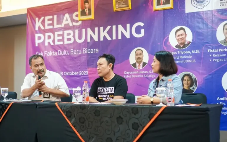 Masyarakat Anti Fitnah Indonesia (Mafindo) Salatiga bekerja sama dengan Bawaslu kota Salatiga dalam pelatihan pencegahan hoaks. Lebih dari 50 peserta dari berbagai level lembaga terlibat dalam acara ini, yang mencakup materi-materi penting seperti Prebunking dan Debunking. Dapatkan wawasan tentang strategi pencegahan hoaks yang efektif dan penting dalam pengawasan pemilu.