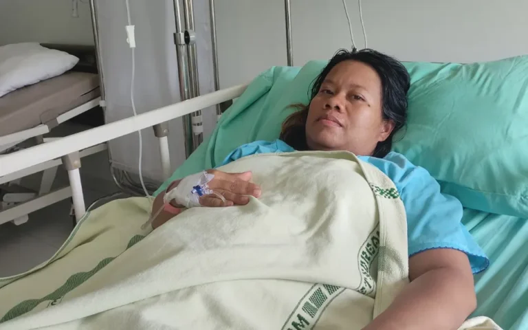 Puji Astutik (36) menikmati manfaat pelayanan kesehatan yang disediakan oleh Program Jaminan Kesehatan Nasional (JKN) selama hampir satu dekade. Dari kemudahan akses ke fasilitas kesehatan tanpa kendala hingga kemudahan pembayaran iuran, Puji dan suaminya merasa terbantu.