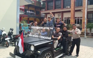 Siswa SMKN 1 Tengaran, Kabupaten Semarang, berhasil menciptakan prototipe mobil listrik X-SATA EV dalam waktu singkat. Dengan bimbingan dan upaya kolaboratif dari guru dan industri, sekolah tersebut mendorong siswa untuk menjadi pionir dalam inovasi teknologi kendaraan.