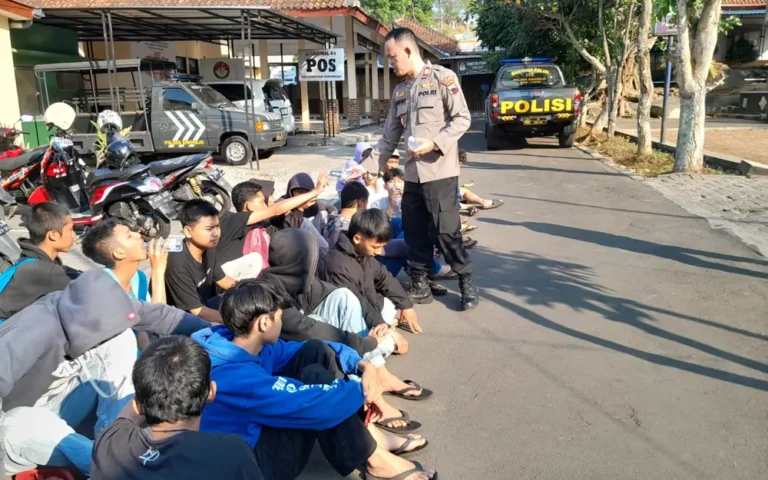 Pada Minggu, 29 Oktober 2023, pukul 02.30 WIB, Polsek Sidorejo Polres Salatiga merespons laporan warga tentang sekelompok remaja yang berkumpul di jalan Fatmawati, depan kantor Kelurahan Blotongan Sidorejo Salatiga. Polisi tindak lanjuti laporan ini dan menemukan sekitar 25 remaja yang sedang berkumpul, dengan rencana tawuran. Dalam operasi ini, Polsek Sidorejo berhasil menyita sejumlah barang bukti dan memberikan pembinaan kepada 25 remaja yang berkumpul.