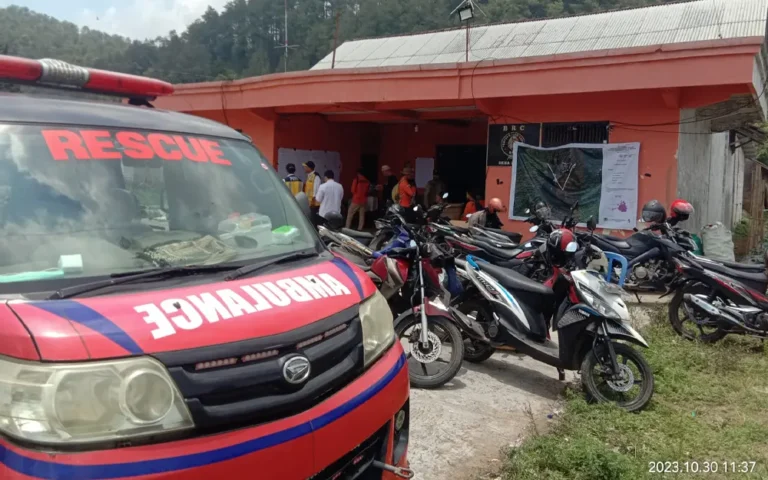 Musibah kebakaran di Taman Nasional Gunung Merbabu (TNGB) secara bertahap teratasi setelah hujan pada malam Minggu. Meskipun masih ada beberapa titik api yang terlihat, petugas gabungan terus berupaya memadamkan sisa bara api di wilayah Thekelan dan Pulian. Dengan vegetasi yang terdampak meliputi beragam pohon dan semak, upaya pemadaman terus dilakukan dengan fokus pada penyisiran manual dan pembuatan sekat api.