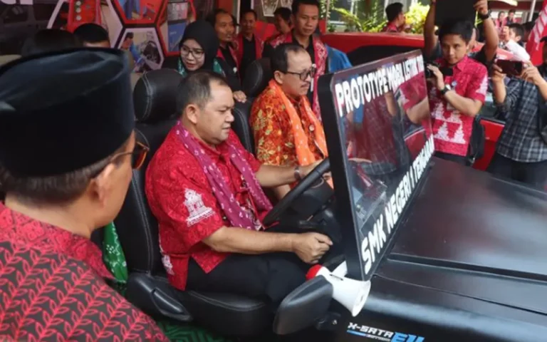 Pelajar dari SMKN 1 Tengaran, Kabupaten Semarang, menciptakan prototipe mobil listrik yang menarik perhatian Bupati Semarang, Ngesti Nugraha. Diberi nama XSATA EV Estima, mobil ini merupakan hasil kerjasama antara SMKN 1 Tengaran dan PT Estima, yang menunjukkan potensi inovasi yang luar biasa di kalangan siswa
