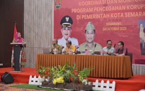 Pemerintah Kota Semarang bersama Komisi Pemberantasan Korupsi (KPK) melakukan koordinasi dan monitoring program pencegahan korupsi di lingkungan pemerintahan. Langkah-langkah proaktif seperti verifikasi program, survei integritas pegawai, dan pengelolaan aset yang tepat diterapkan untuk mewujudkan pemerintahan yang bebas dari korupsi. Wali Kota Semarang menegaskan komitmen untuk menindak tegas segala bentuk praktik korupsi guna meningkatkan Pendapatan Asli Daerah (PAD) dan pelayanan masyarakat yang optimal.