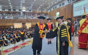 Surya Yuli Purwariyanto, M.M., Ketua PWI Kota Salatiga, Menyampaikan Pesan Kreatif dan Humoris - Surya Yuli Purwariyanto, salah satu wisudawan terbaik, memukau hadirin dengan semangatnya dan pesan inspiratif di upacara wisuda UKSW. Bersama Rektor UKSW, Prof. Intiyas Utami, Surya mendorong para lulusan untuk menjadi agen perubahan yang proaktif dan kreatif dalam membangun Indonesia.