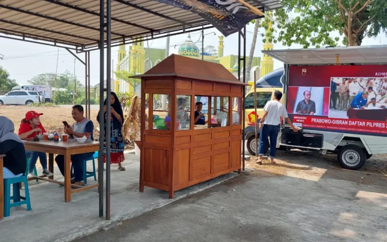 Simpatisan Prabowo Subianto-Gibran Rakabuming Raka di Kota Salatiga menyelenggarakan nonbar untuk merayakan pendaftaran pasangan mereka ke KPU RI sebagai pasangan Presiden-Wakil Presiden 2024-2029. Acara tersebut juga diramaikan dengan penyediaan soto gratis sebanyak 2.000 porsi bagi warga dan pendukung Prabowo-Gibran. Para penggiat muda dan tokoh pemuda Salatiga juga turut berpartisipasi, berharap untuk menggaet pemilih pemula dan kaum milenial dalam mendukung pasangan tersebut