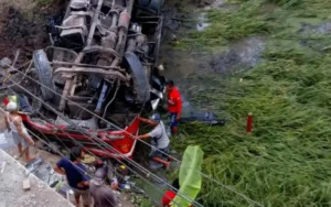 Kecelakaan lalu lintas tragis melibatkan truk tangki dengan pelat L 9391 BC di Jambu-Pringsurat, Kabupaten Semarang, memicu insiden tabrakan yang mengakibatkan korban jiwa dan luka-luka. Saksi mata menyebutkan bahwa truk mengalami kegagalan pengereman, menabrak sebuah mobil dan sepeda motor sebelum terjun ke jurang.