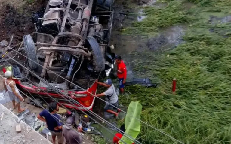 Kecelakaan lalu lintas tragis melibatkan truk tangki dengan pelat L 9391 BC di Jambu-Pringsurat, Kabupaten Semarang, memicu insiden tabrakan yang mengakibatkan korban jiwa dan luka-luka. Saksi mata menyebutkan bahwa truk mengalami kegagalan pengereman, menabrak sebuah mobil dan sepeda motor sebelum terjun ke jurang.