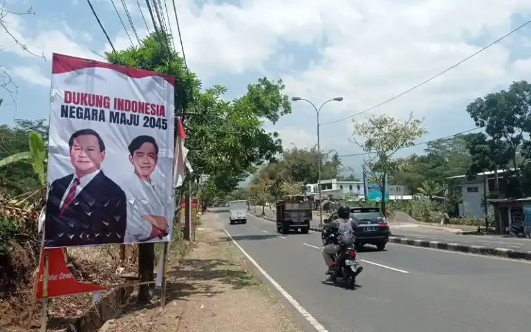 Baliho tanpa atribut partai atau relawan yang menampilkan gambar calon presiden Prabowo Subianto dan Wali Kota Surakarta Gibran Rakabuming Raka, dengan pesan 'Dukung Indonesia Negara Maju 2045', muncul di Jalan Lingkar Selatan (JLS) Kota Salatiga, Jawa Tengah.