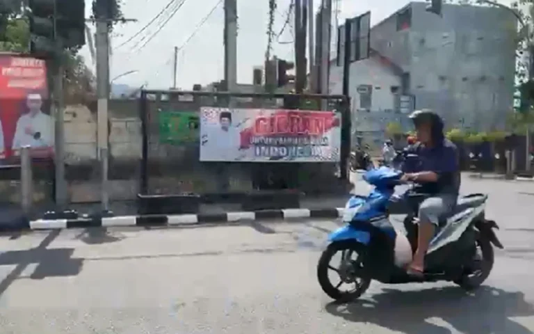 Spanduk dan baliho yang menampilkan bakal calon anggota legislatif (bacaleg) dan bakal calon presiden (bacapres) sudah mulai bertebaran di ruang publik wilayah Ungaran, Kabupaten Semarang, sebelum dimulainya masa kampanye Pemilu 2024. Kepala KPU Kabupaten Semarang, Maskup Asyadi, menjelaskan bahwa penertiban spanduk saat ini menjadi wewenang Satpol PP berdasarkan lokasi yang dianggap melanggar aturan pemasangan.