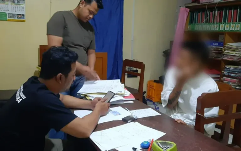 Kejadian tragis terjadi di Kabupaten Semarang, ketika seorang warga bernama AP terlibat dalam kasus penganiayaan terhadap rekan kerjanya di Koperasi Tunas Harapan. Insiden ini dipicu oleh ketidaksenangan AP setelah dipecat karena pelanggaran aturan.