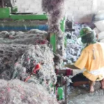 Agus Sabowo (35), seorang warga Desa Wonoyoso, Kecamatan Pringapus, Kabupaten Semarang menemukan cara cerdas untuk memanfaatkan limbah kain perca dari industri konveksi di wilayahnya. Dengan inovasi dan kreativitas, Agus mengolah limbah tersebut menjadi bahan daswol yang dapat digunakan untuk berbagai keperluan seperti isian kasur, bantal, guling, dan peredam suara.