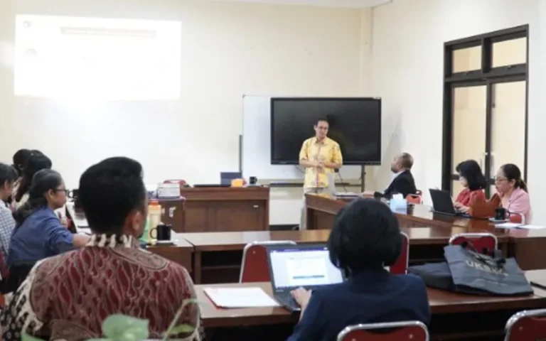 Universitas Kristen Satya Wacana (UKSW) menerima kunjungan penting dari tim Badan Nasional Pengkajian Evaluasi dan Akreditasi Akademik (ANAAA) Timor Leste, yang bertujuan untuk berbagi pengalaman dalam pengembangan penjaminan mutu pendidikan tinggi. Kunjungan ini menandai kerja sama erat antara kedua institusi, dengan fokus pada pertukaran pengetahuan dan praktek terbaik dalam penjaminan mutu