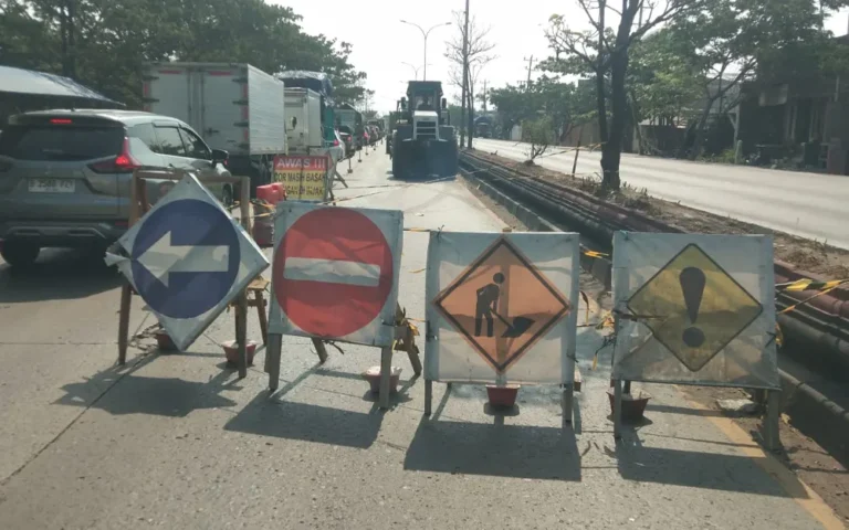 Proses rehabilitasi jalan di Jalan Raya Kaligawe Semarang telah mencapai titik penting dengan pindahnya arus lalu lintas ke jalur baru. Pekerjaan ini menggunakan beton rigid untuk mengatasi genangan air yang seringkali mengganggu lalu lintas. PPK 3.1 Provinsi Jawa Tengah menegaskan komitmennya dalam menyelesaikan proyek ini, sambil memberikan alternatif jalur kepada pengguna jalan untuk menghindari kemacetan