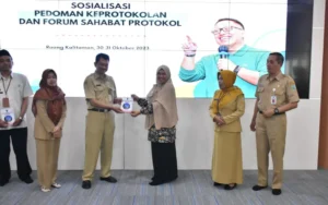 Sosialisasi Kegiatan Forum Sahabat Protokol Salatiga dan Pedoman Keprotokolan Salatiga (PROSAGA) dihadiri oleh lebih dari 65 peserta dari berbagai OPD Kota Salatiga dan organisasi kemasyarakatan setempat. Sekda Kota Salatiga, Wuri Pujiastuti, membuka kegiatan tersebut yang bertujuan untuk melatih koordinasi antarinstansi dan memastikan pelaksanaan acara yang baik dan benar.