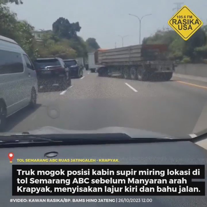 Lalu lintas kendaraan merayap di tol Semarang ABC ruas Jatingaleh - Krapyak, ada truk mogok posisi kabin truk 'mluntir' dan badan truk melintang berhenti di lajur kanan dan tengah sebelum Manyaran. Menyisakan lajur kiri dan bahu jalan untuk pengguna tol melintas, hati-hati jalur menyempit harap jadi perhatian.