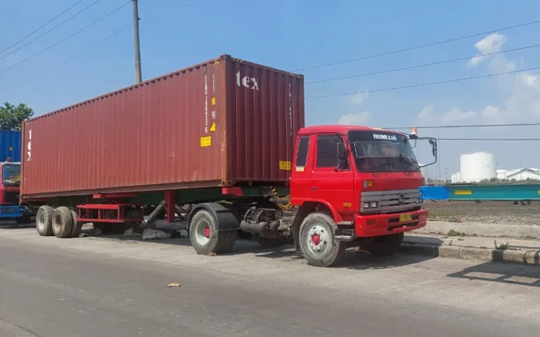 Sebanyak 49 persen kendaraan barang berada di Pulau Jawa. Truk trailer menjadi andalan untuk mengangkut logistik dalam menggerakkan ekonomi negara. Perhatian pada truk trailer dan pengemudinya masih sangat minim. Usulan KNKT untuk membangun freight centre belum direspon pemerintah. Angka kecelakaan truk menempati urutan kedua (12 persen) setelah sepeda motor (73 persen), meski jumlahnya hanya 3,82 persen dari total kendaraan bermotor.