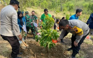 Polri bersinergi dengan Menteri Koordinator Pembangunan Manusia dan Kebudayaan (Menko PMK) menggelar program penanaman 10 juta pohon di seluruh Indonesia, sebuah inisiatif yang dicanangkan pada Rabu (15/11/2023) secara serentak di semua kabupaten/kota. Di Kabupaten Semarang, lebih dari 1.025 pohon budidaya seperti alpukat, mangga, belimbing, dan rambutan ditanam oleh Polres Semarang dan polsek jajaran, bekerja sama dengan forkopimda setempat.