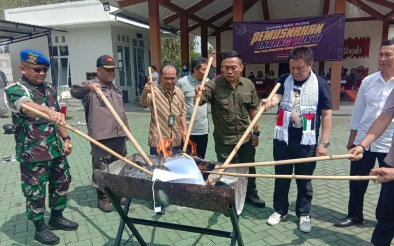 Kejaksaan Negeri (Kejari) Kota Salatiga melaksanakan pemusnahan simbolis sejumlah barang bukti perkara tindak pidana yang telah memiliki kekuatan hukum tetap. Bersama forkopimda Kota Salatiga, kegiatan pemusnahan dilaksanakan di Gudang Penyimpanan Barang Bukti Kejari Salatiga pada Jumat (24/11/2023).