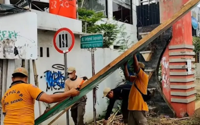 Bawaslu Kota Semarang  menertibkan 160 Alat Peraga Sosialisasi (APS) Pemilu, berupa baliho dan poster calon legislatif (Caleg) yang dipasang melanggar aturan pada Kamis (16/11/2023). Penertiban dilakukan oleh petugas gabungan yang terdiri dari Bawaslu, KPU, Satpol PP, Polri, TNI, dan Dishub.