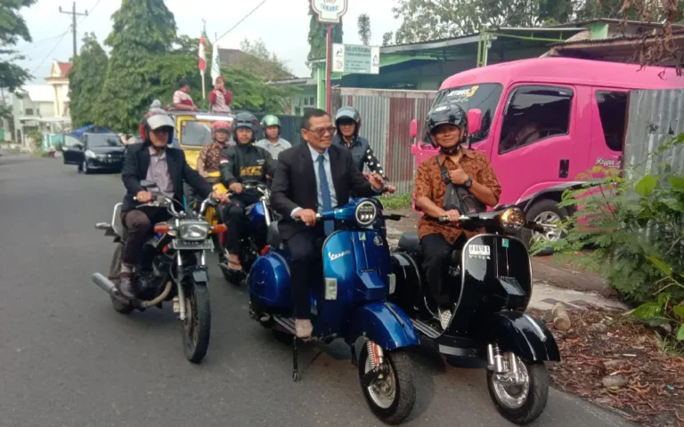 Prof Dr Rasimin MPd (Wakil Dekan Bidang I Bidang Kelembagaan dan Administrasi Keuangan) Fakultas Tarbiyah dan Ilmu Keguruan, berangkat ke kampus dengan diarak anggota HMI Kota Salatiga dengan Konvoi Vespa dan Jip.
