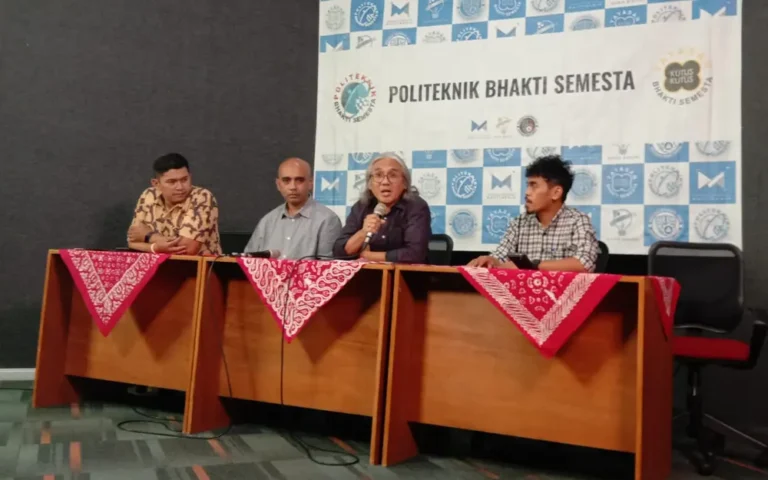 Politeknik Bhakti Semesta (Polibest) Salatiga, sebagai perguruan tinggi berfokus pada teknologi digital, turut aktif dalam mengantisipasi perkembangan teknologi masa depan, termasuk kecerdasan buatan (AI). Sebagai tanggapan, mereka menyelenggarakan Salatiga Digital Festival (Sala3 DigiFest) untuk memberikan edukasi kepada masyarakat mengenai pentingnya teknologi digital. Direktur Polibest Salatiga, Neil Semuel Rupidara, mengungkapkan bahwa McKinsey memprediksi potensi peningkatan aktivitas ekonomi global hingga US$ 13 triliun pada 2030 berkat penggunaan AI.