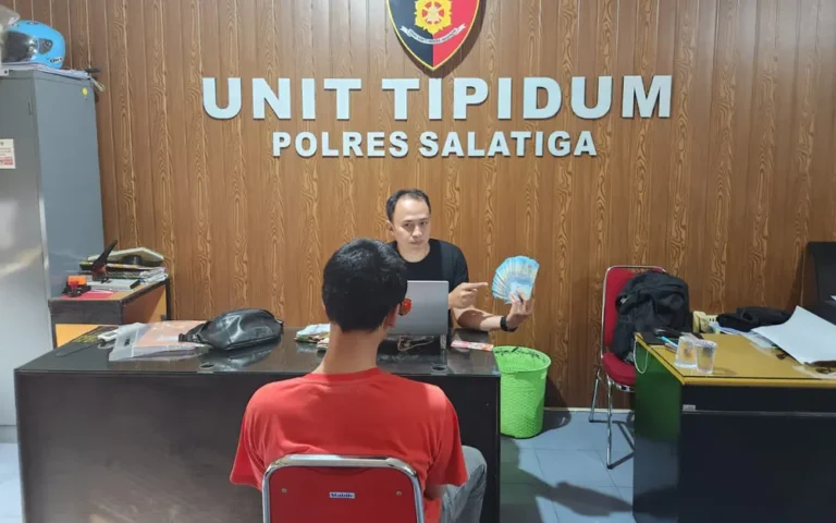 Satuan Reserse Kriminal (Satreskrim) Polres Salatiga berhasil menangkap DA, warga Bandungan yang diduga terlibat dalam peredaran uang palsu (Upal). Tindakan ini melanggar ketentuan Pasal 36 ayat (3) UU RI Nomor 7 Tahun 2011 tentang Mata Uang atau Pasal 245 KUH Pidana.