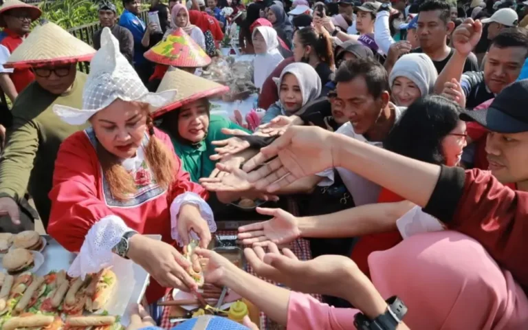 Setelah sukses menyelenggarakan festival pangan pendamping beras pada awal Oktober 2023, Pemerintah Kota (Pemkot) Semarang mengajak masyarakat untuk terus mengurangi ketergantungan terhadap beras. Pada Minggu (12/11/2023) pagi, bundaran Simpanglima akan menjadi saksi kegiatan ini, di mana Pemkot Semarang bersama jajaran Forkopimda, Camat, OPD, PKK, dan stakeholder akan menggelar event serupa dengan tema “PISANG LEGI” atau Promosi Pangan Lokal Enak dan Bergizi.