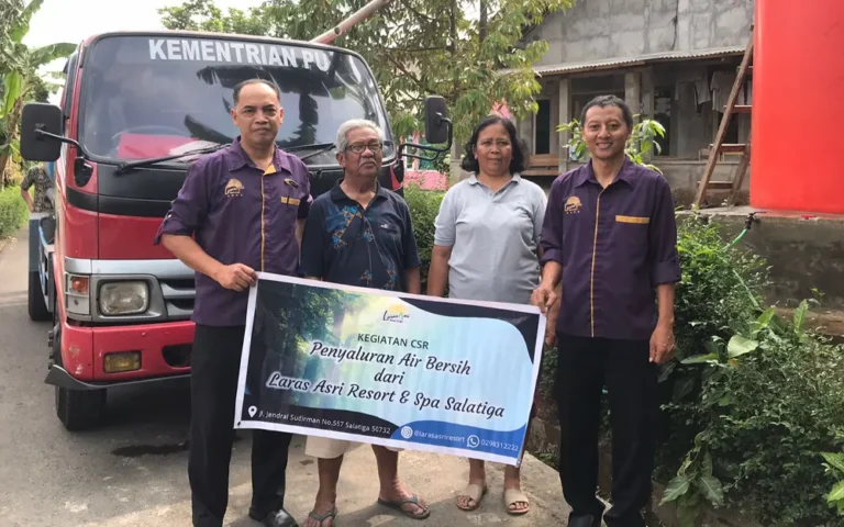 Dalam menghadapi dampak kemarau panjang di wilayah Bendosari Salatiga, Laras Asri Resort & Spa Salatiga bekerja sama dengan Perusahaan Daerah Air Minum (PDAM) Kota Salatiga melakukan kegiatan pemberian air bersih bagi masyarakat terdampak kekeringan. Meski hujan kadang turun, warga masih membutuhkan bantuan air bersih untuk kebutuhan sehari-hari.