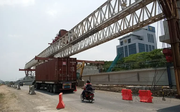 Pengerjaan flyover Madukoro di Jalan arteri Yos Sudarso, Kota Semarang telah memasuki tahap pemasangan erection box girder atau gelagar jembatan. Pelaksanaannya mulai tanggal 2 November 2023 dan ditargetkan rampung pada 20 November 2023.