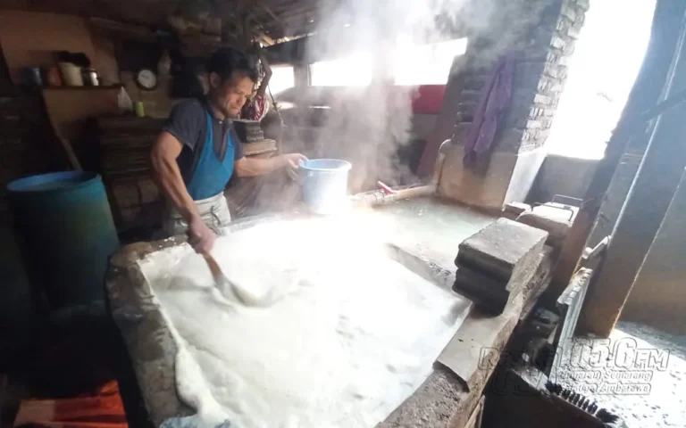 Perajin tahu di Kabupaten Semarang dalam beberapa minggu terakhir harus berlapang dada. Pasalnya, mereka mengalami penurunan omzet sebagai dampak dari naiknya harga kedelai sebagai bahan baku.