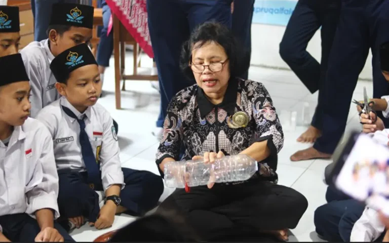 Kegiatan implementasi program P5 dalam kurikulum merdeka berkolaborasi antara SMP RUQ Al Falah, Bank Sampah Waras Resik (Wares) Tegalrejo, dan pengurus Bank Sampah Induk (BSI) Salatiga. Siswa-siswi belajar membuat karya daur ulang dari bahan sampah plastik, mengikuti prinsip 3R (Reduce, Reuse, Recycle) untuk menjaga lingkungan. Acara ini mencerminkan pentingnya kerja sama dalam pengelolaan sampah dan kesadaran menjaga lingkungan di kalangan siswa.